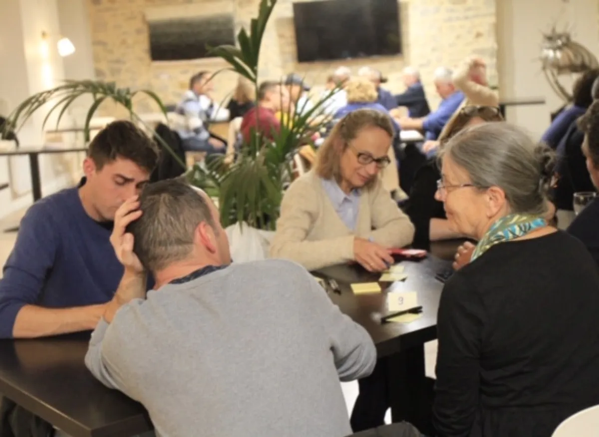Alix_JANODET-AJ animant une réunion de citoyens pour La Fabrique à Projets