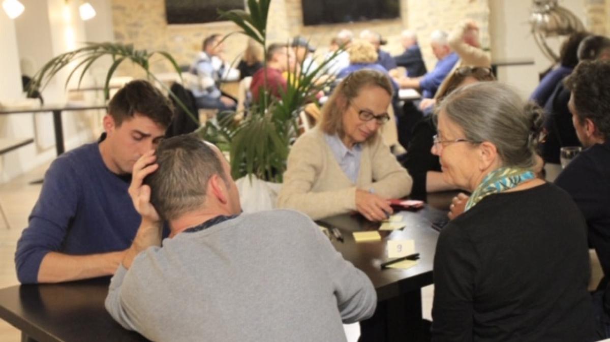 Alix_JANODET-AJ animant une réunion de citoyens pour La Fabrique à Projets